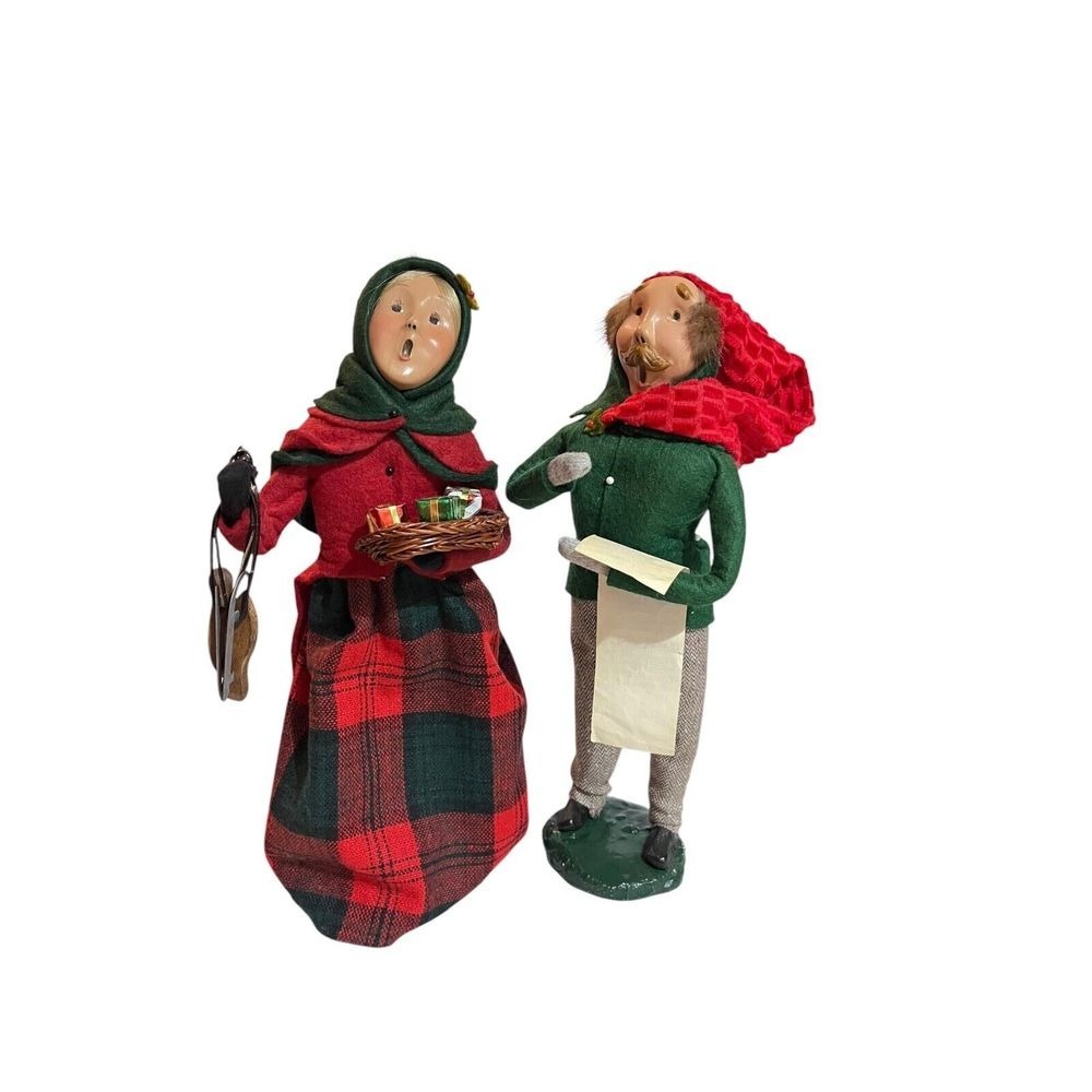 Byers Choice Caroler Couple Man Woman Ice Skates Gift Basket Music Made USA NICE